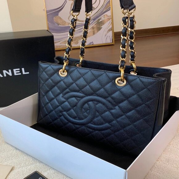 Classic CHANEL Bag: A Stylish and Versatile Choice for Elegance - Picture 1 of 4
